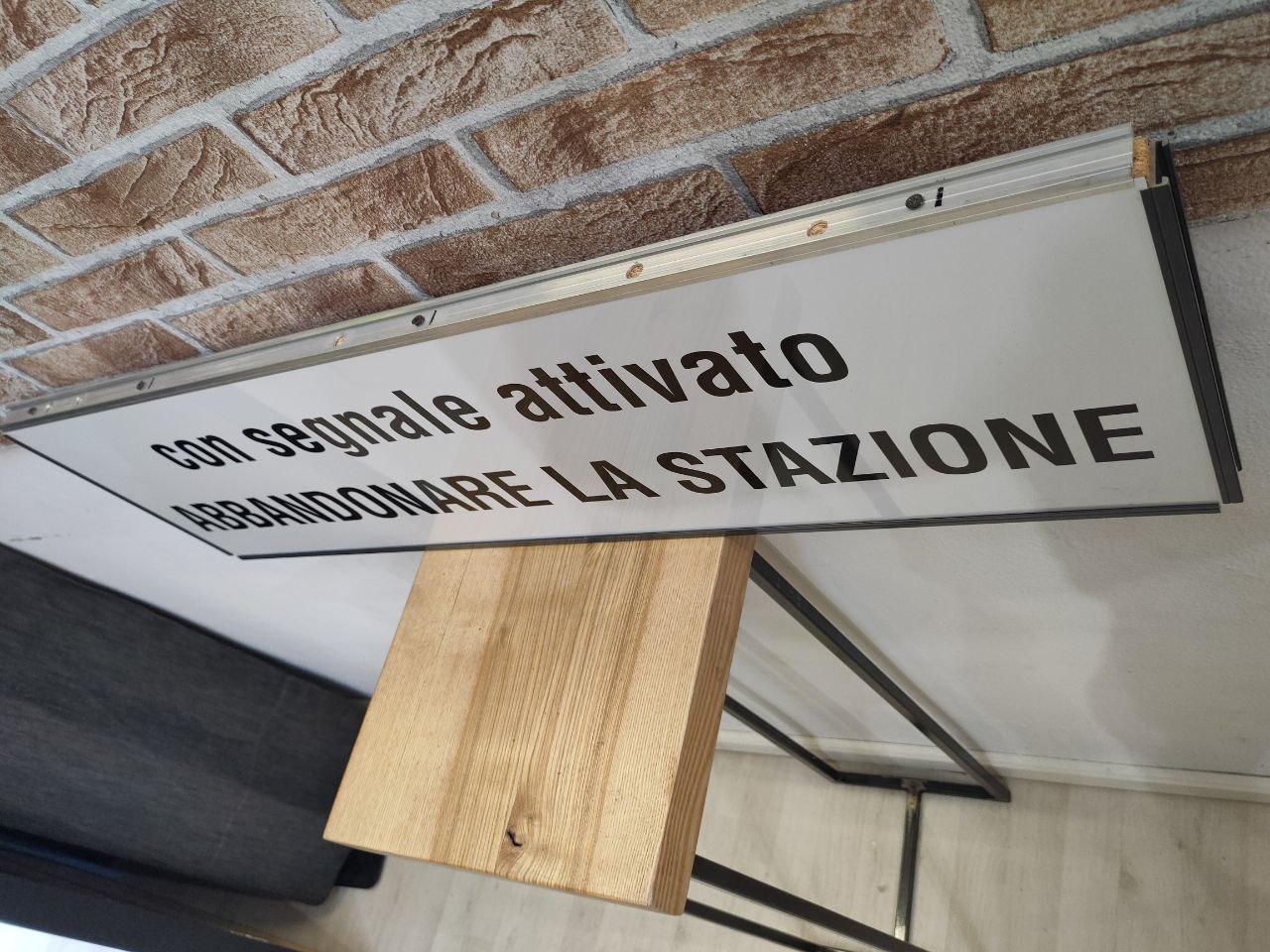 Insegna Metropolitana di Milano - Abbandonare la stazione