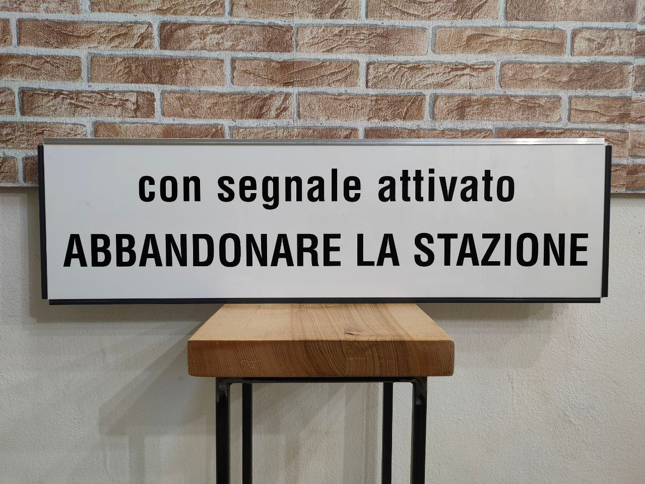 Insegna Metropolitana di Milano - Abbandonare la stazione