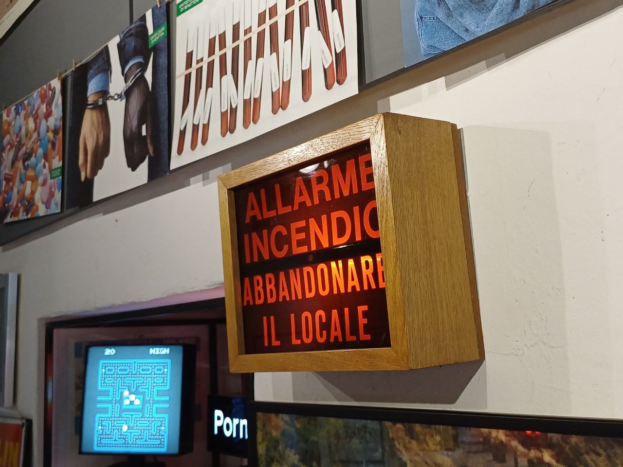 Insegna da cinema "Allarme Incendio"