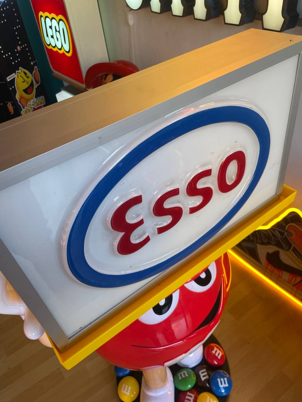 Insegna luminosa Esso termoformata