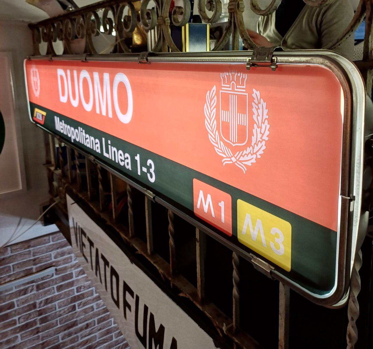 Insegna luminosa - Fermata Metro M1 Duomo