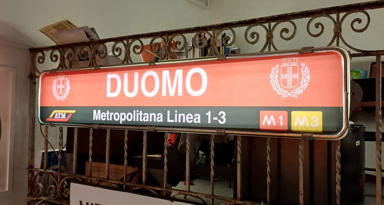 Insegna luminosa - Fermata Metro M1 Duomo