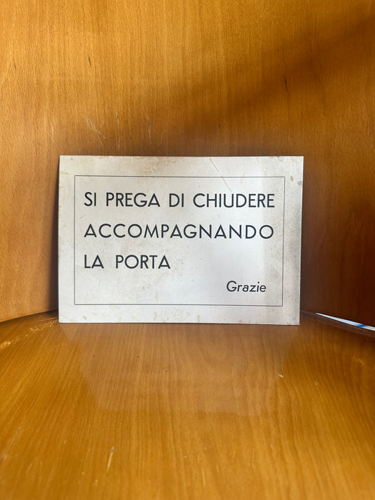 Cartonato pubblicitario originale -  Si prega di chiudere la porta