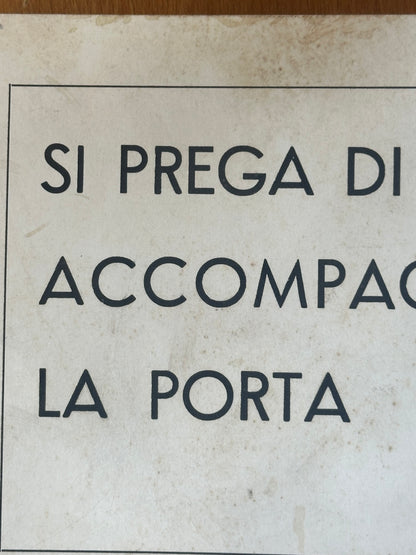 Cartonato pubblicitario originale -  Si prega di chiudere la porta