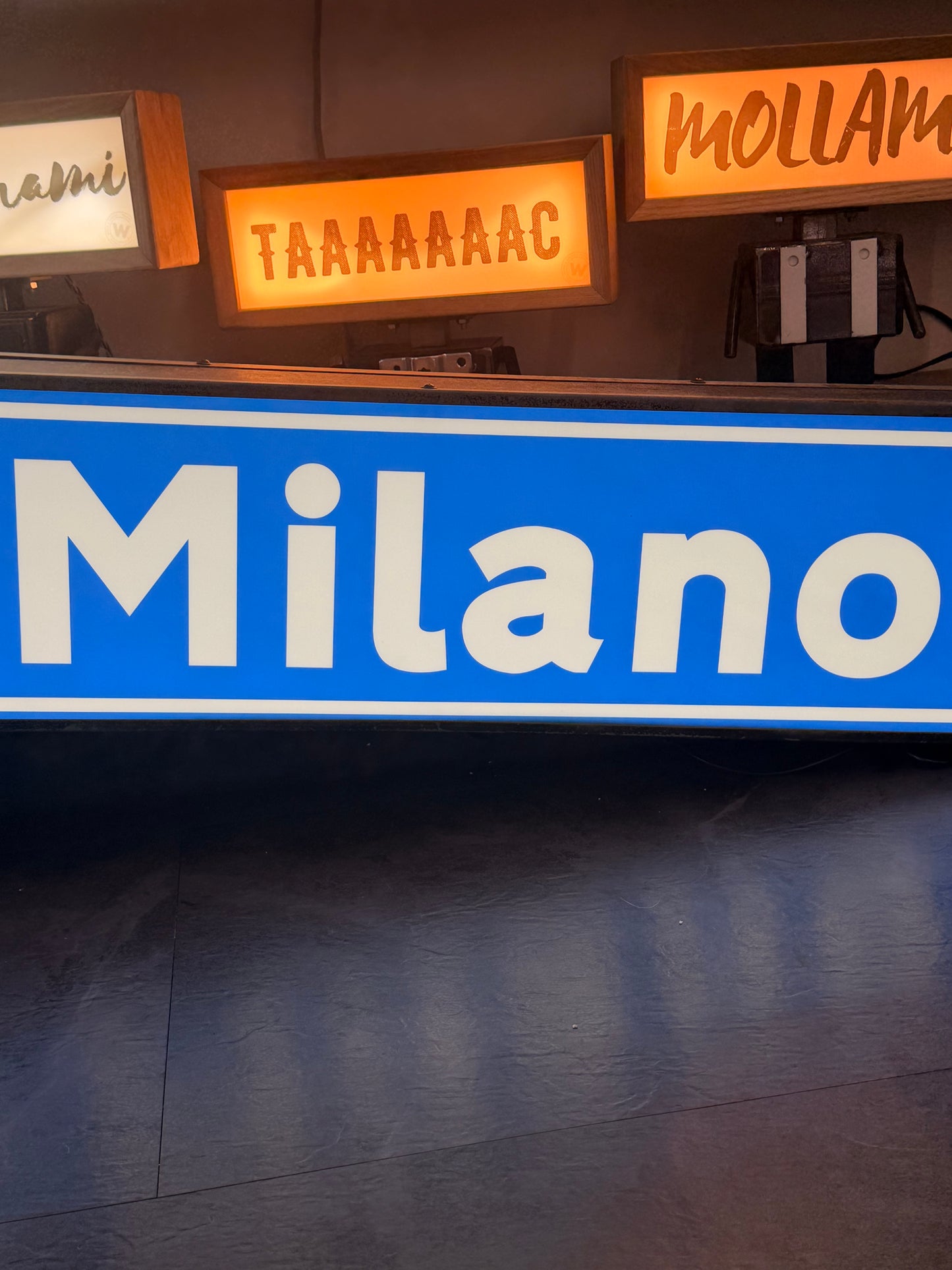 Insegna luminosa originale - Milano