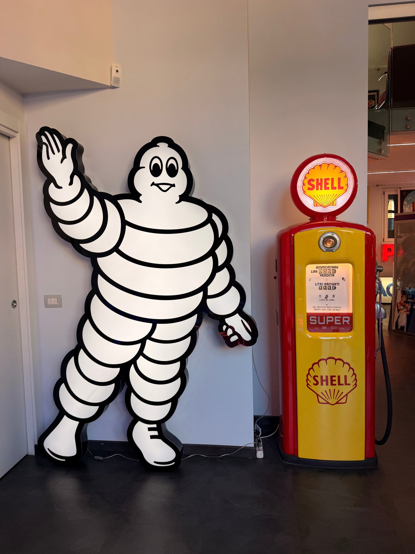 Insegna luminosa Bivendum Michelin
