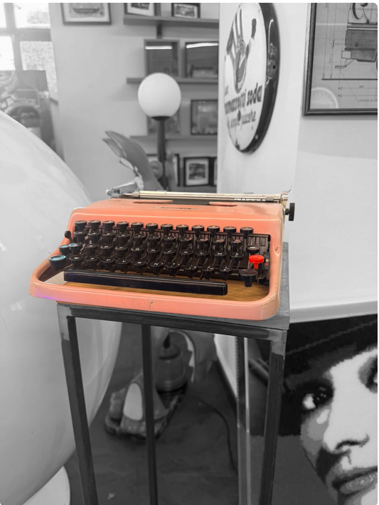 Macchina da scrivere originale Olivetti Lettera 22 versione rossa rara