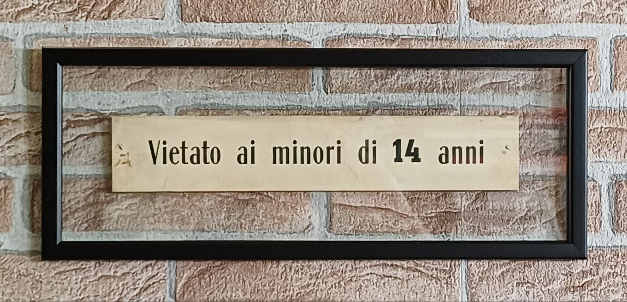 Insegna originale di cinema - Vietato ai minori di anni 14