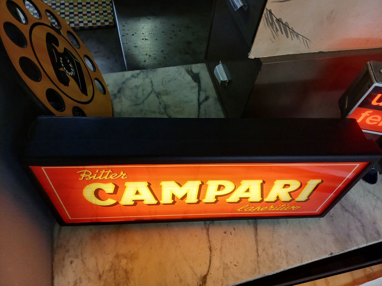 Insegna luminosa Campari