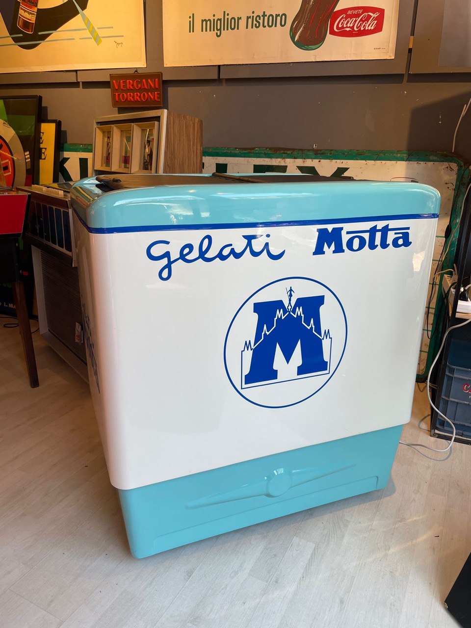 Ghiacciaia Gelati Motta Milano